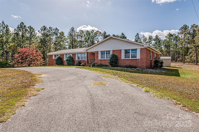 single story home featuring a front lawn