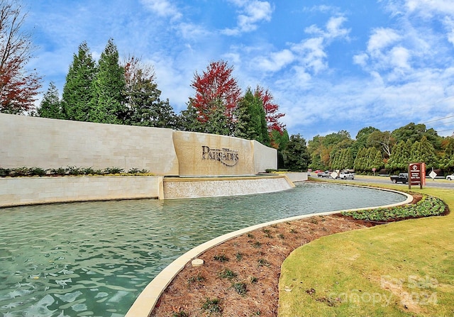 view of swimming pool featuring a yard