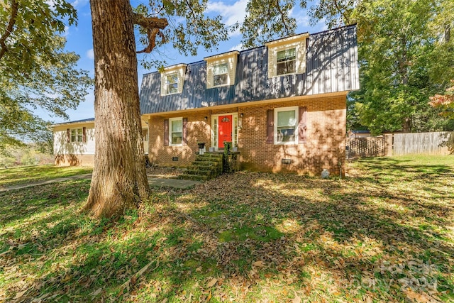 view of front of property featuring a front lawn