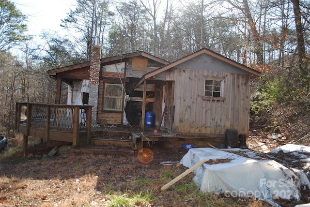 view of front of property featuring a deck