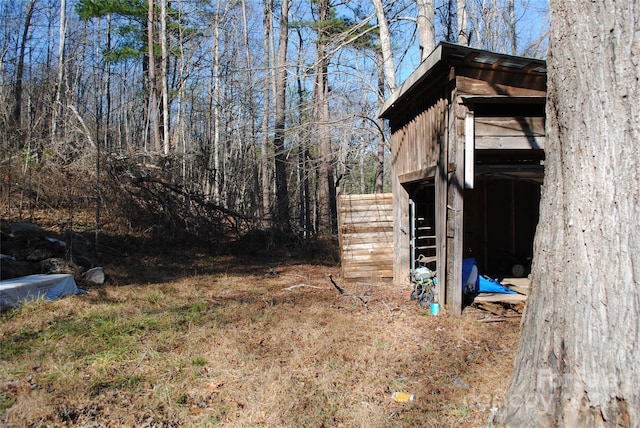 view of yard featuring a shed