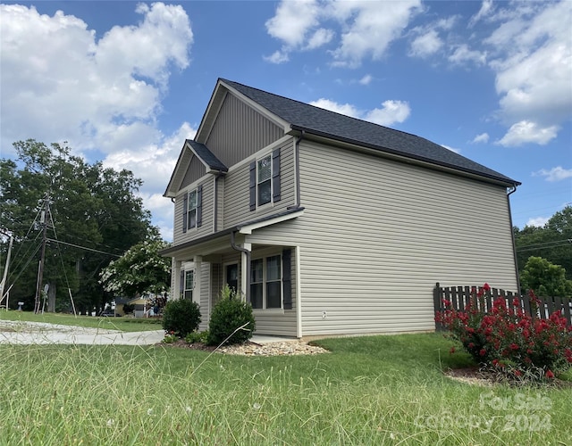 view of side of property featuring a lawn