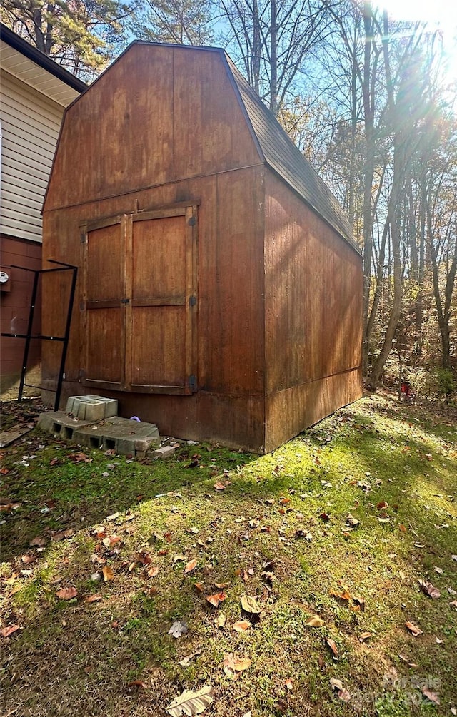 view of outdoor structure featuring a yard