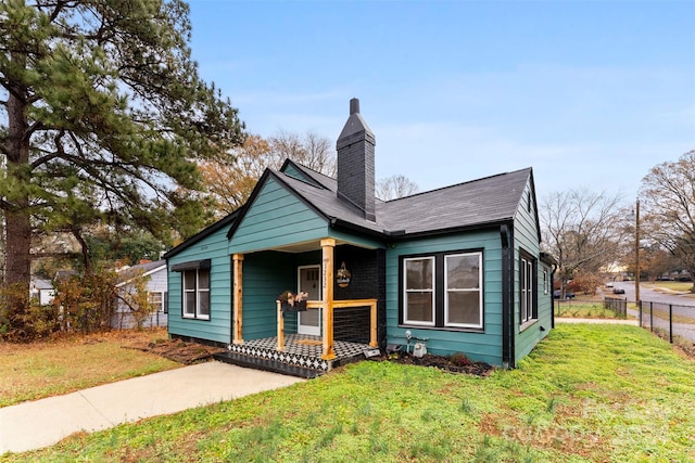 bungalow featuring a front lawn