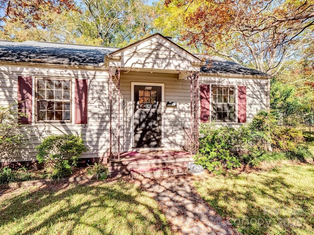 view of front of property with a front lawn