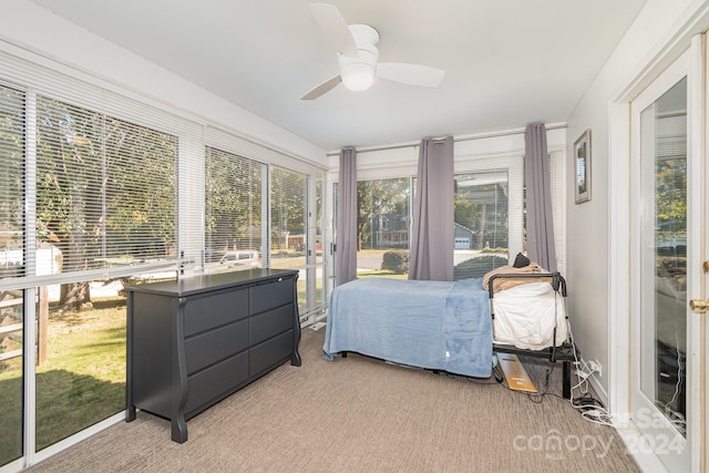 sunroom with ceiling fan