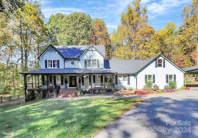 view of front facade featuring a porch and a front yard