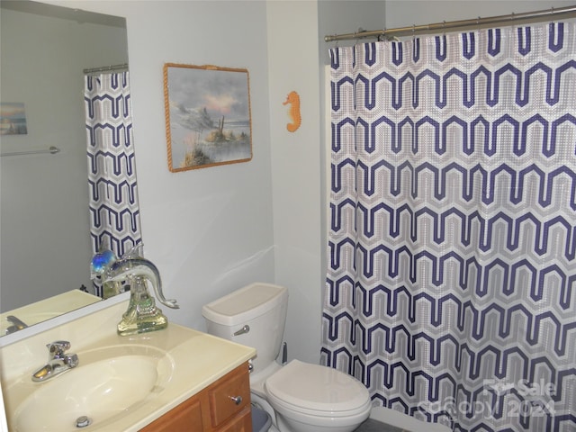 bathroom with toilet, a shower with curtain, and vanity