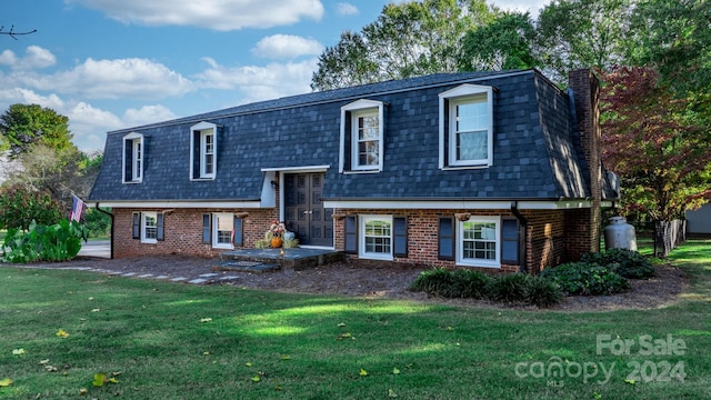 view of front facade with a front lawn