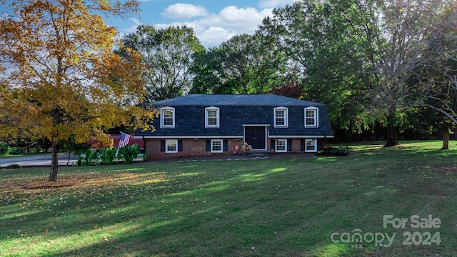 split foyer home with a front yard