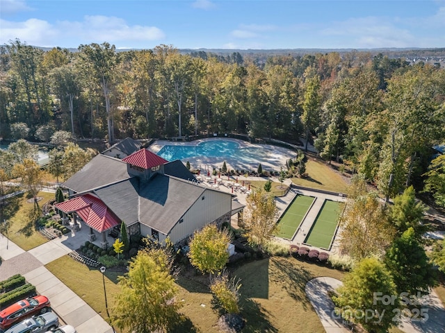 birds eye view of property featuring a forest view