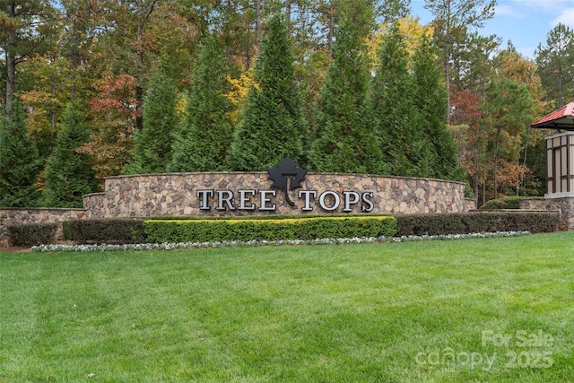 community / neighborhood sign featuring a yard