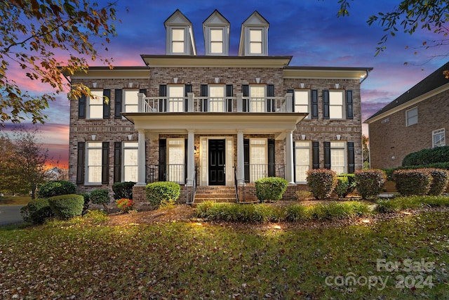 view of front of property featuring a balcony