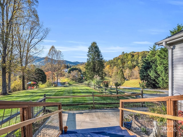 view of yard featuring a mountain view