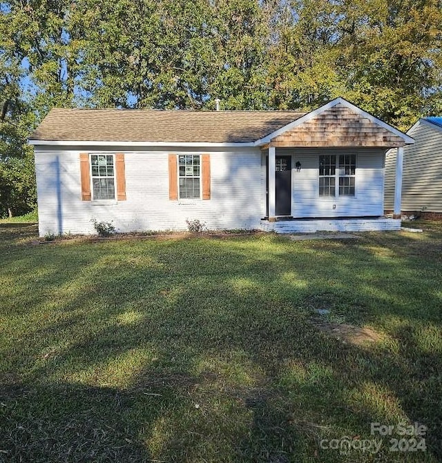 single story home with a front lawn