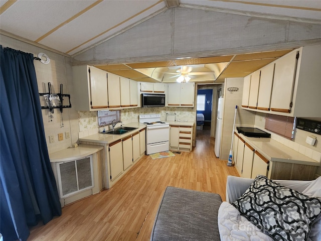 kitchen featuring lofted ceiling, sink, electric stove, light hardwood / wood-style floors, and ceiling fan