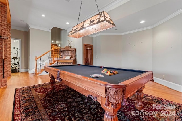 rec room featuring crown molding, light hardwood / wood-style floors, and billiards