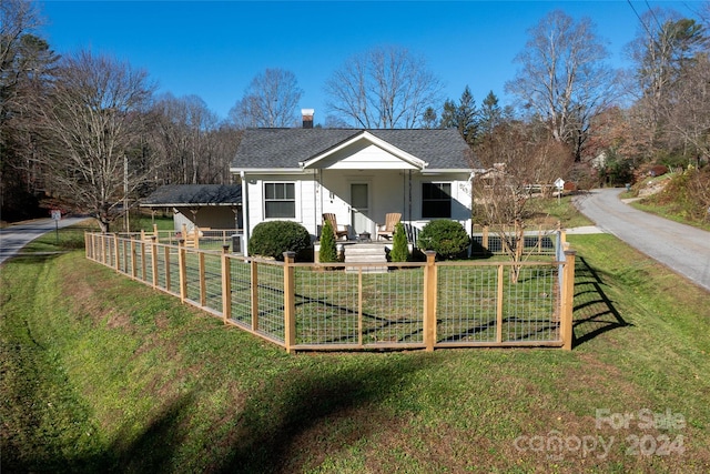 view of front of property featuring a front yard