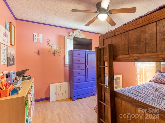 bedroom with ornamental molding, a textured ceiling, light hardwood / wood-style floors, and ceiling fan