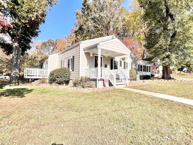 view of front facade featuring covered porch and a front yard