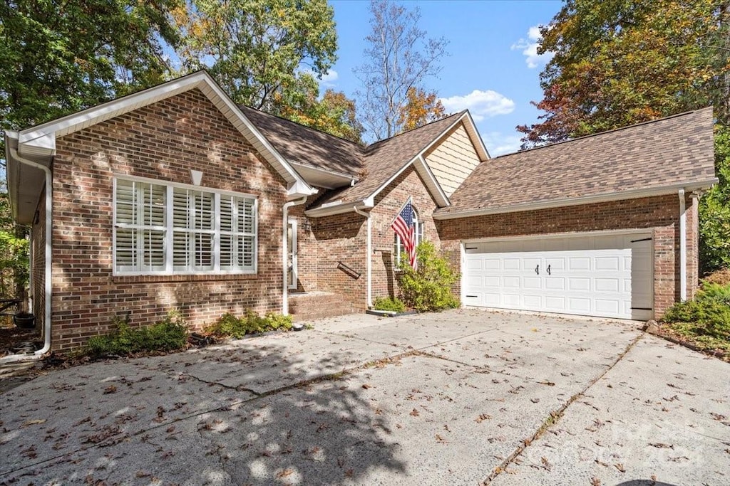 view of front property featuring a garage