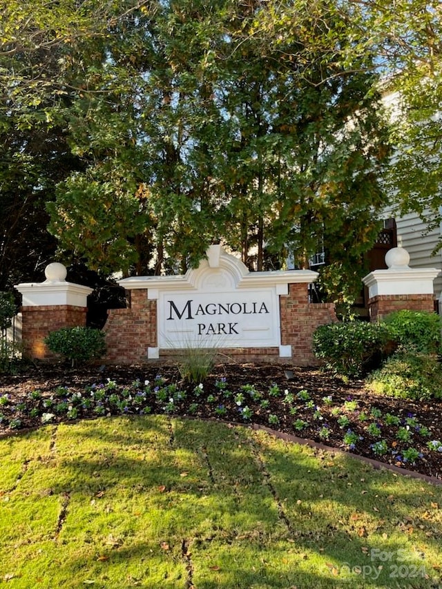 community sign featuring a yard