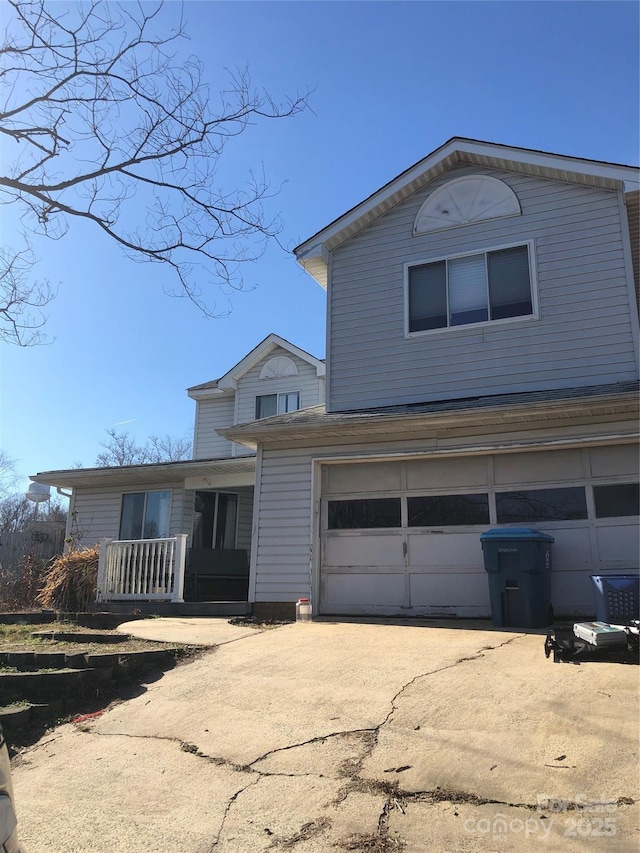 view of front property featuring a garage