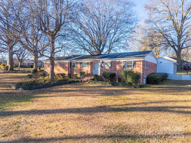 single story home featuring a front lawn