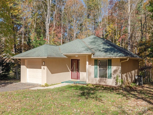 ranch-style house featuring stucco siding, a front lawn, a shingled roof, and an attached garage