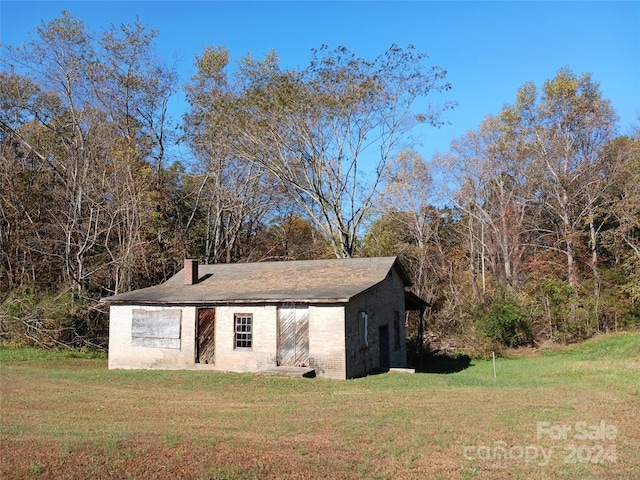 view of outbuilding featuring a yard