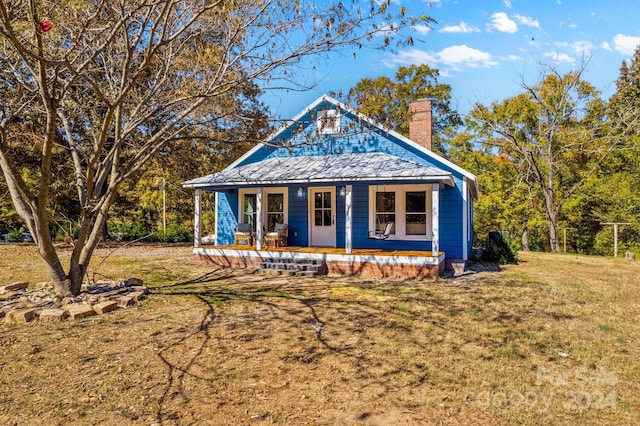 view of front of property featuring a front lawn and covered porch