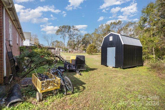 view of yard featuring a storage shed