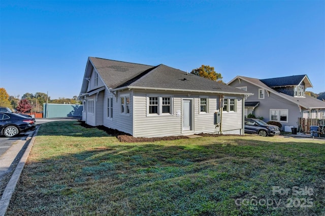 view of front of home featuring a front lawn