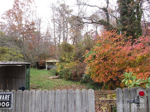 view of yard with an outbuilding