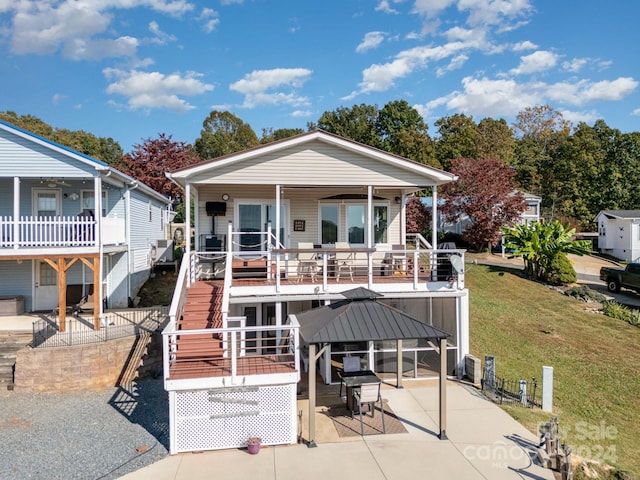 view of front of home with a front yard and a patio area