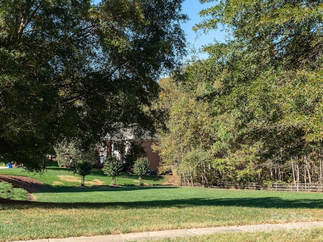 view of property's community featuring a lawn