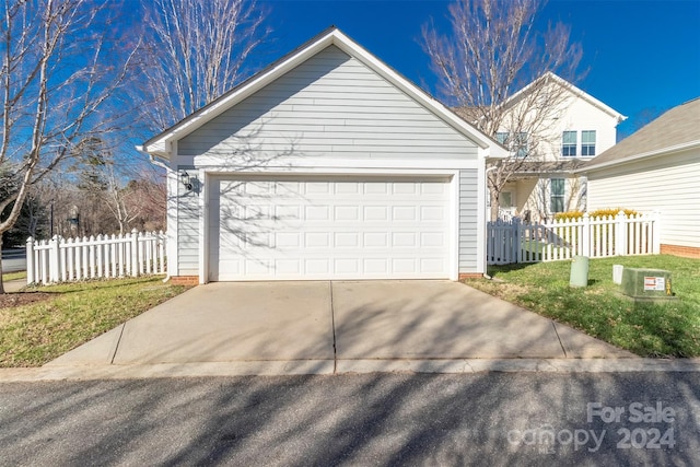 view of front facade with a garage and a front yard