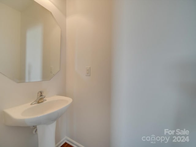 bathroom with baseboards