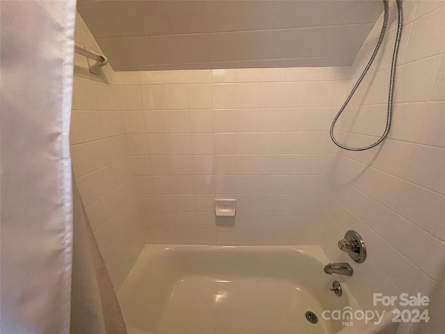 bathroom featuring shower / tub combo