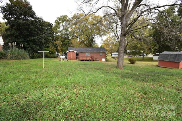 view of yard with a storage unit