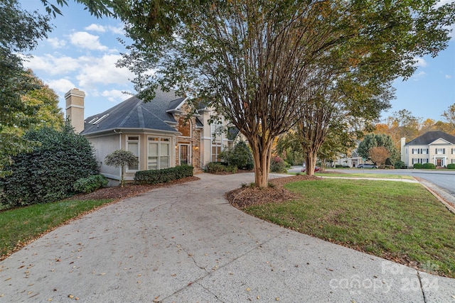 view of front of property with a front yard