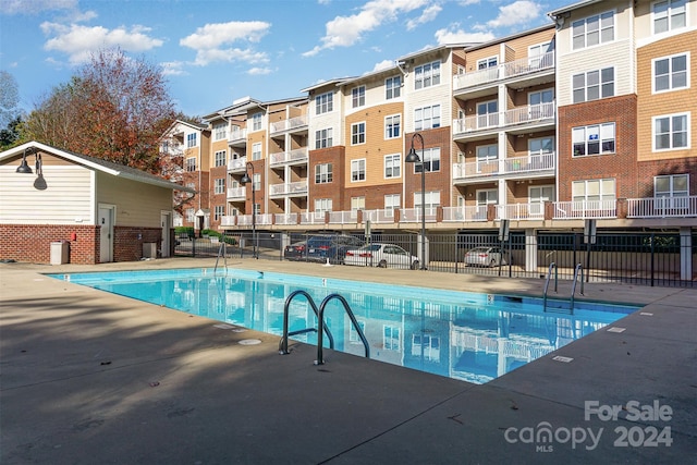 view of swimming pool