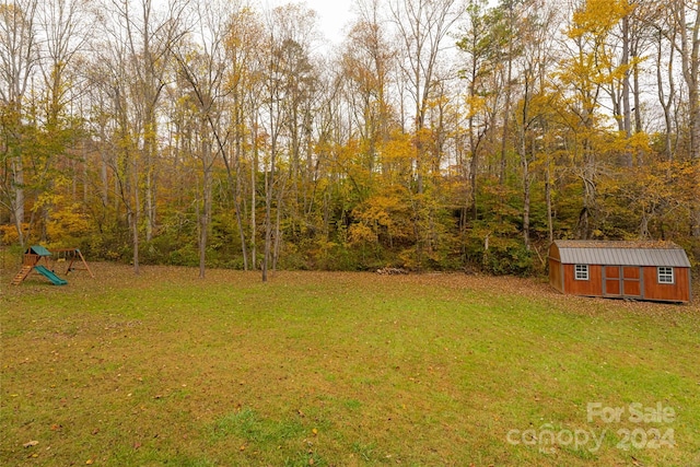 view of yard with a shed