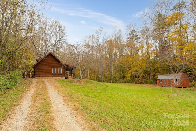 view of yard featuring a storage shed