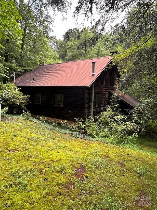 view of side of property featuring a lawn