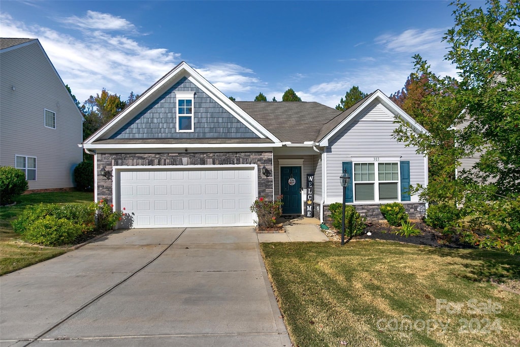 craftsman-style home featuring a front yard