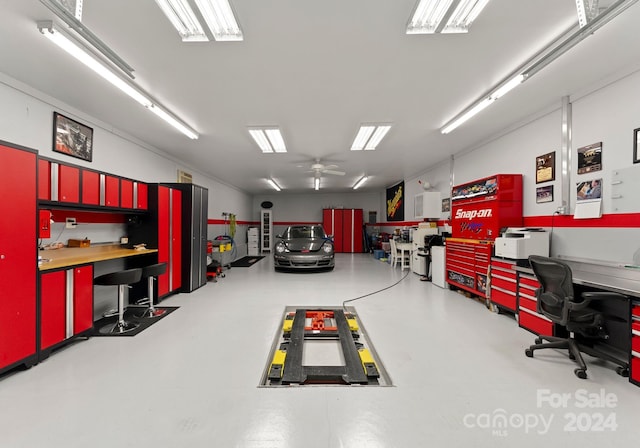 garage featuring ceiling fan