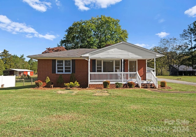 view of front of house featuring a porch and a front lawn