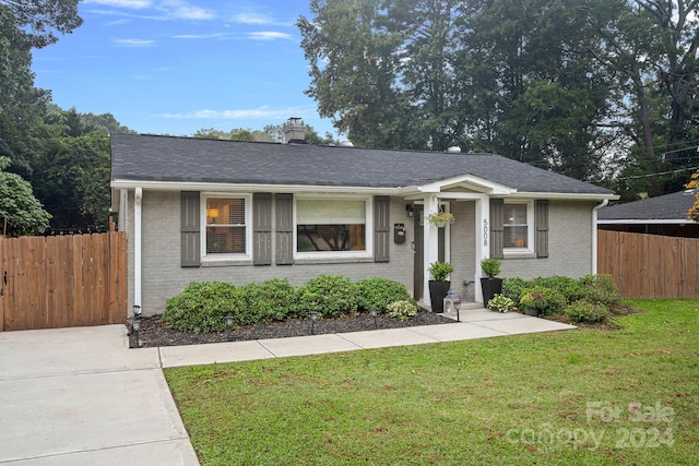 view of front of home featuring a front lawn