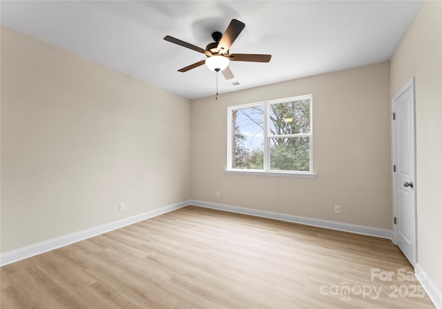 unfurnished bedroom featuring light wood-style floors, visible vents, baseboards, and a ceiling fan